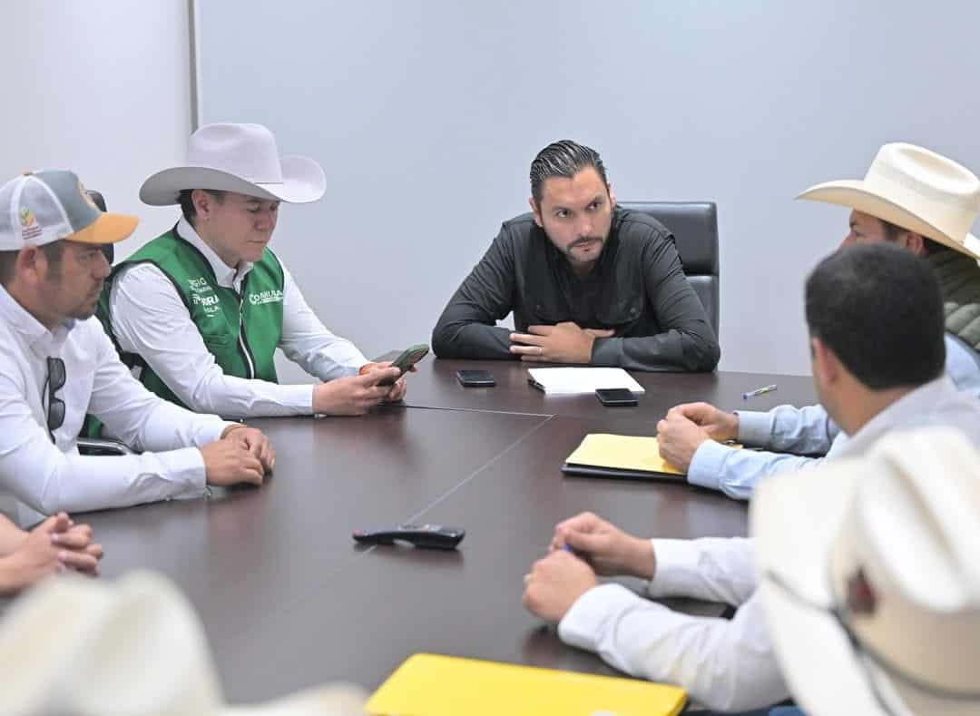 Carlos Villarreal apoya a apicultores en Monclova: reuni&oacute;n clave