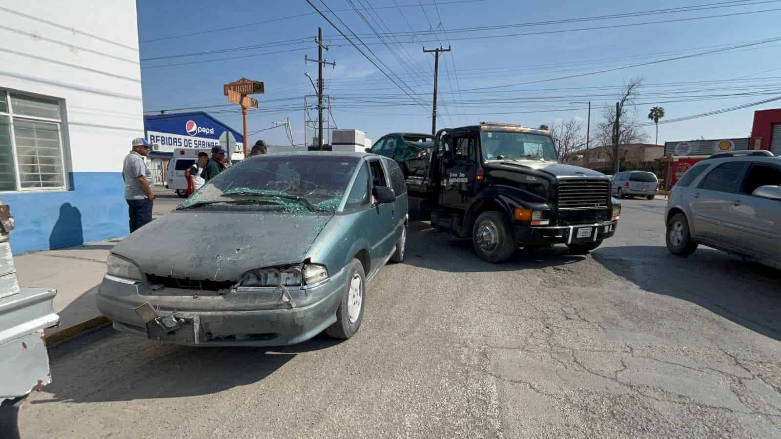 Carambola en pleno centro de Sabinas deja dos lesionadas