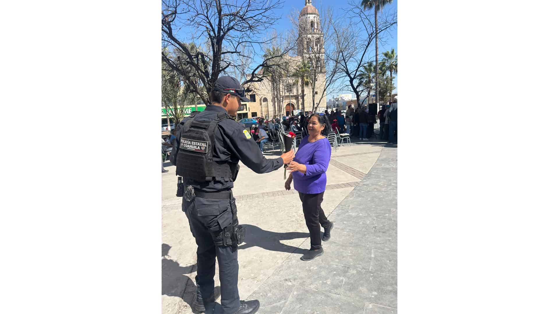 Polic&iacute;a Estatal de Coahuila entrega flores a mujeres en Monclova