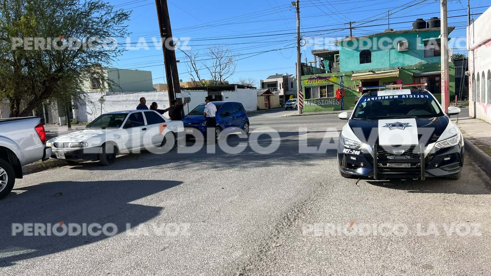 Choque entre Chevy y Tsuru causa congesti&oacute;n en Monclova