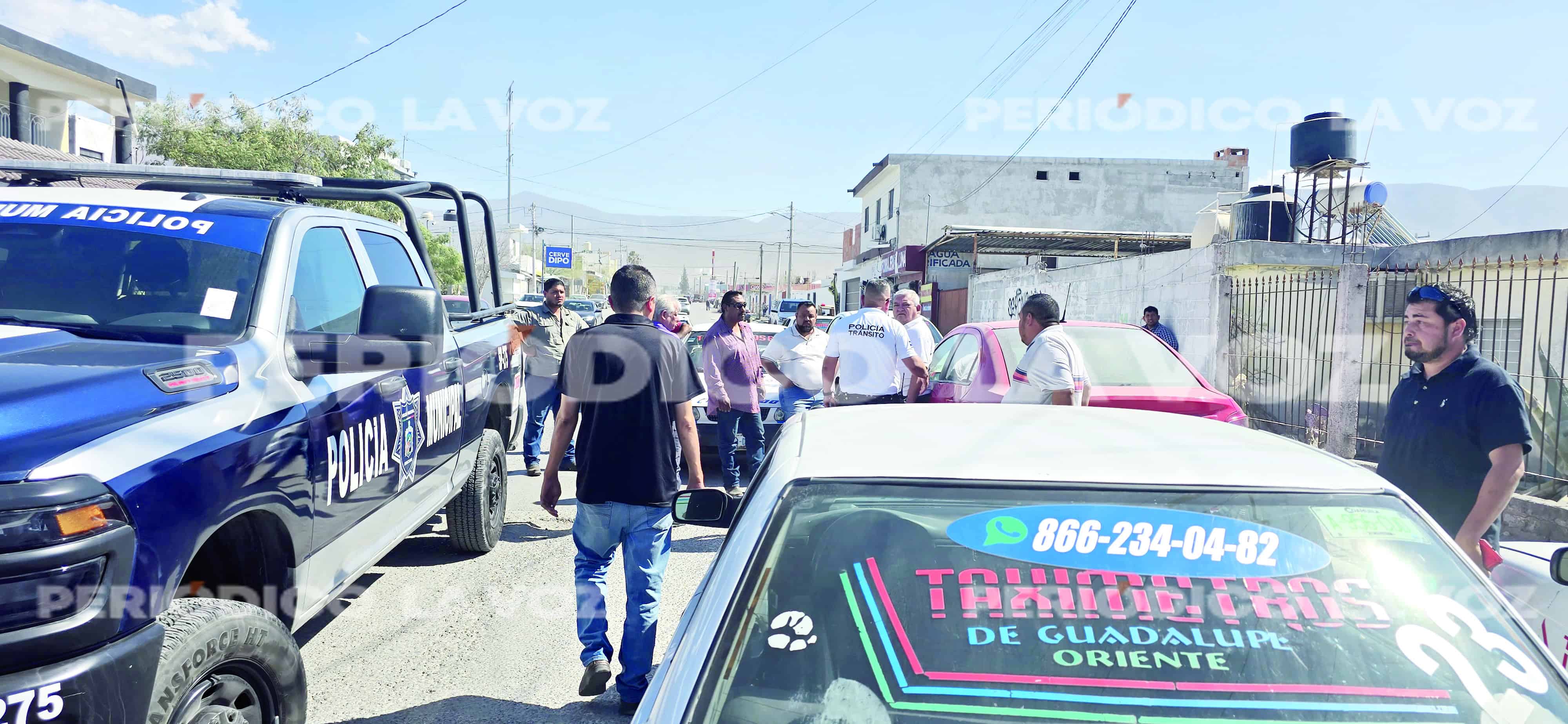 Taxistas persiguen y retienen a automovilista tras choque en Monclova