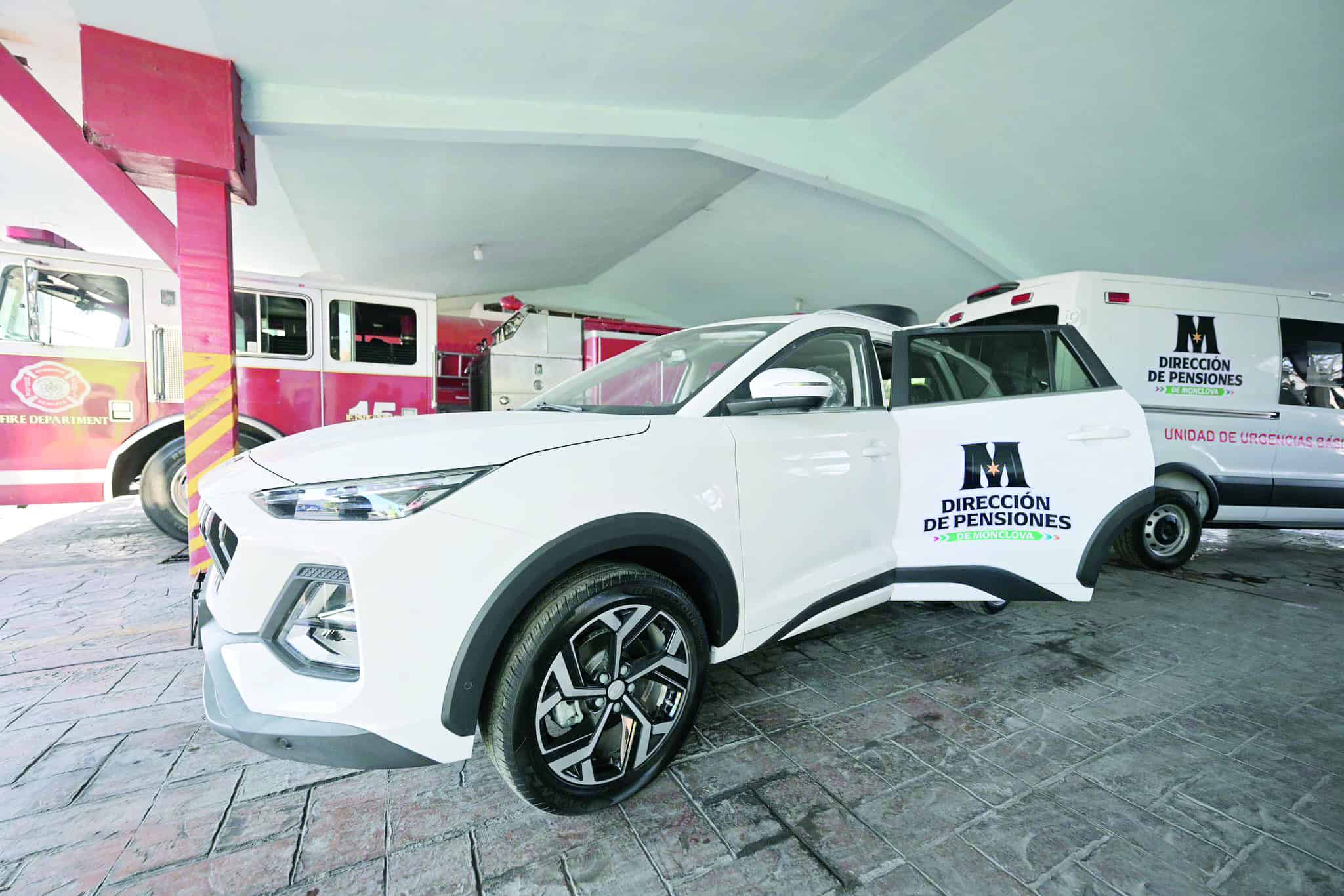 Carlos Villarreal entrega ambulancia y camioneta UNEDIF en Monclova