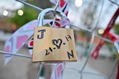 Parejas celebran el amor en San Buenaventura: candados en la plaza