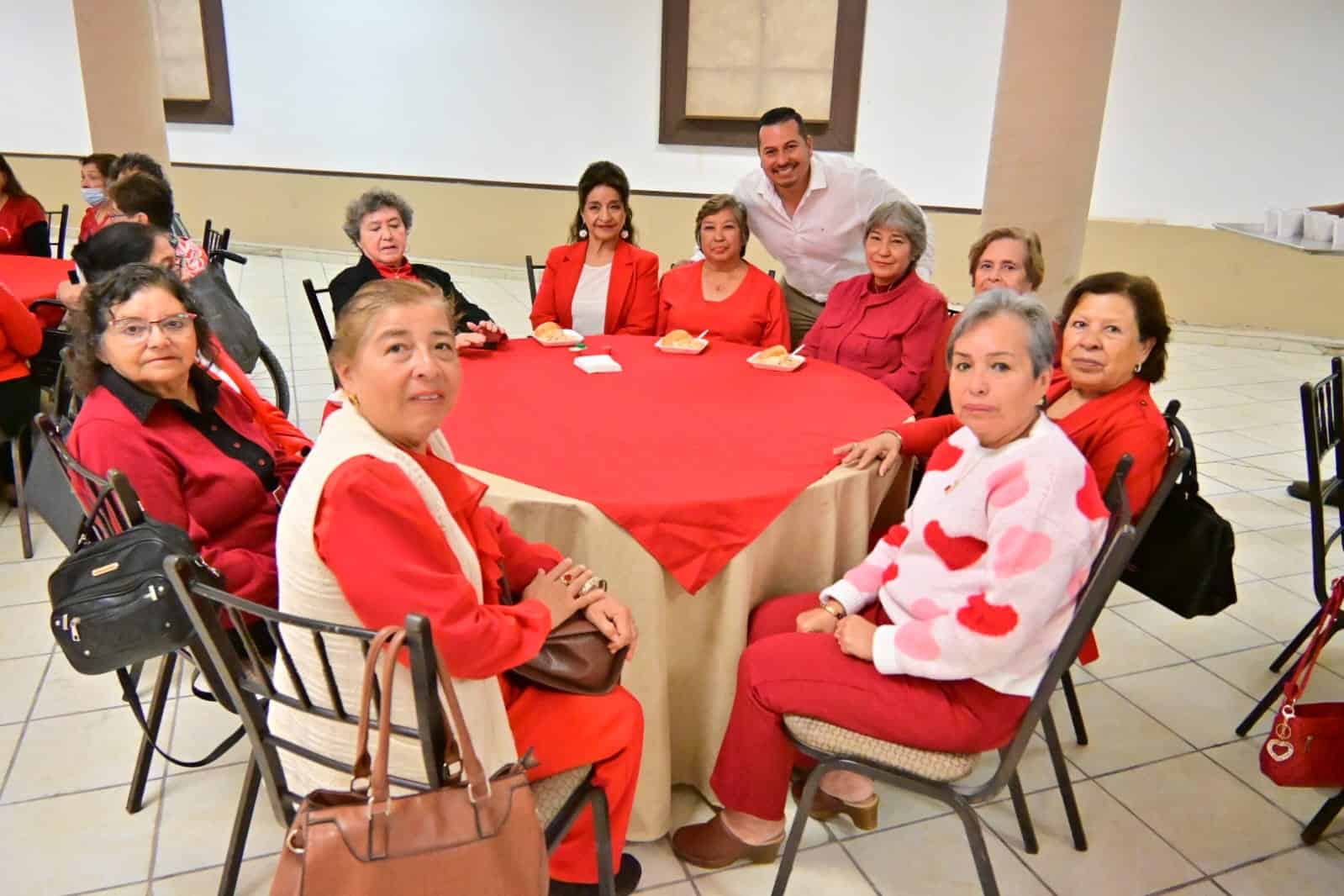 Javier Flores celebra el D&iacute;a del Amor con adultos mayores en San Buenaventura