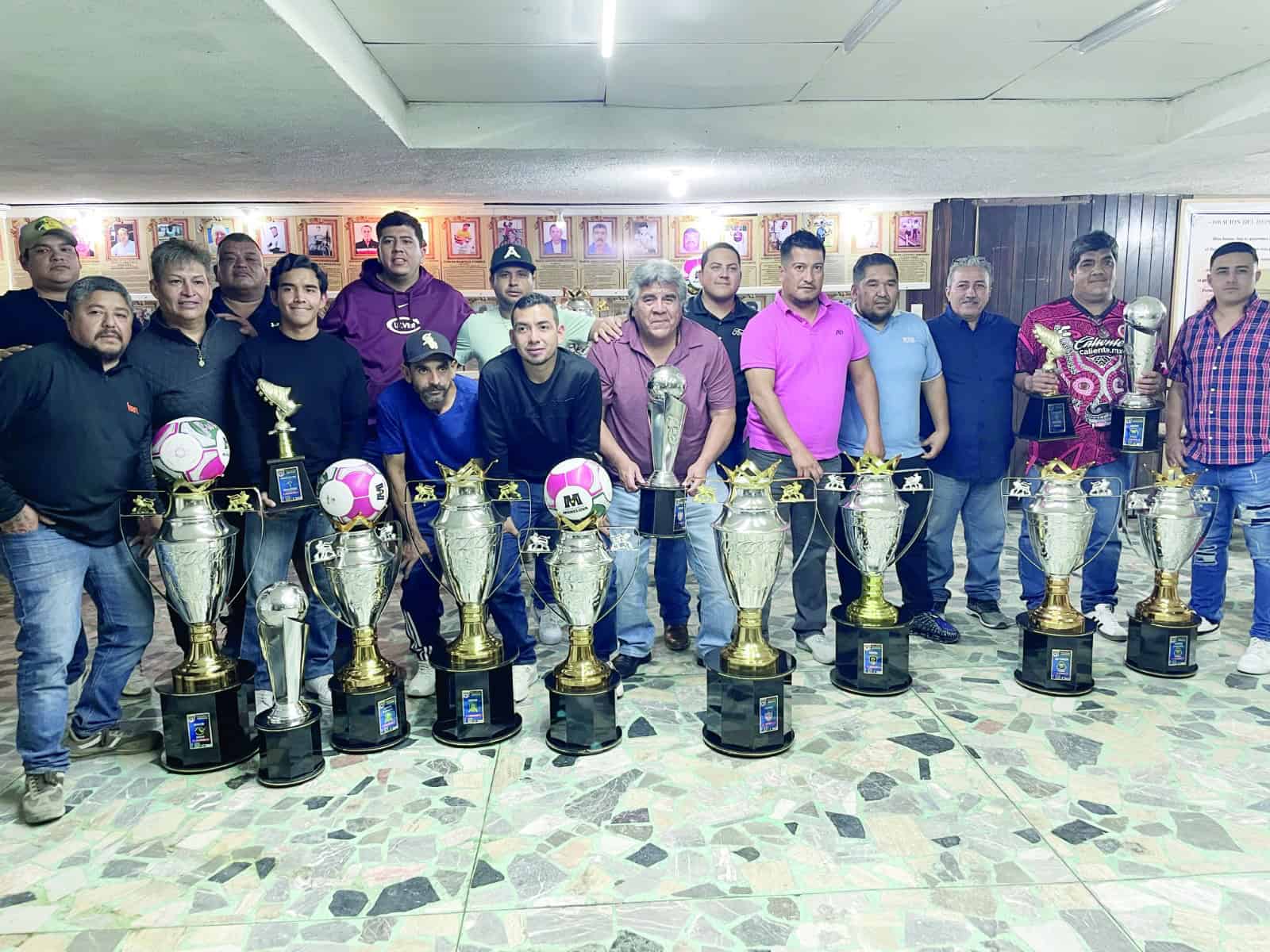 Rey Carmona entrega premios del Torneo Clausura 2025 en Monclova