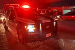 Huye deportivo al chocar en restaurante