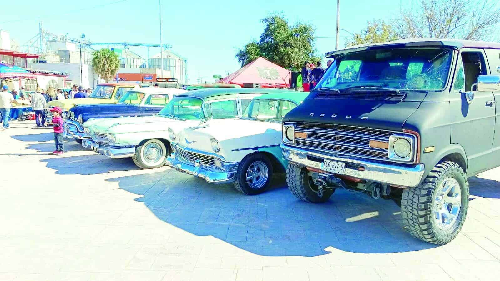 Vibra Sabinas en d&iacute;a del autom&oacute;vil cl&aacute;sico