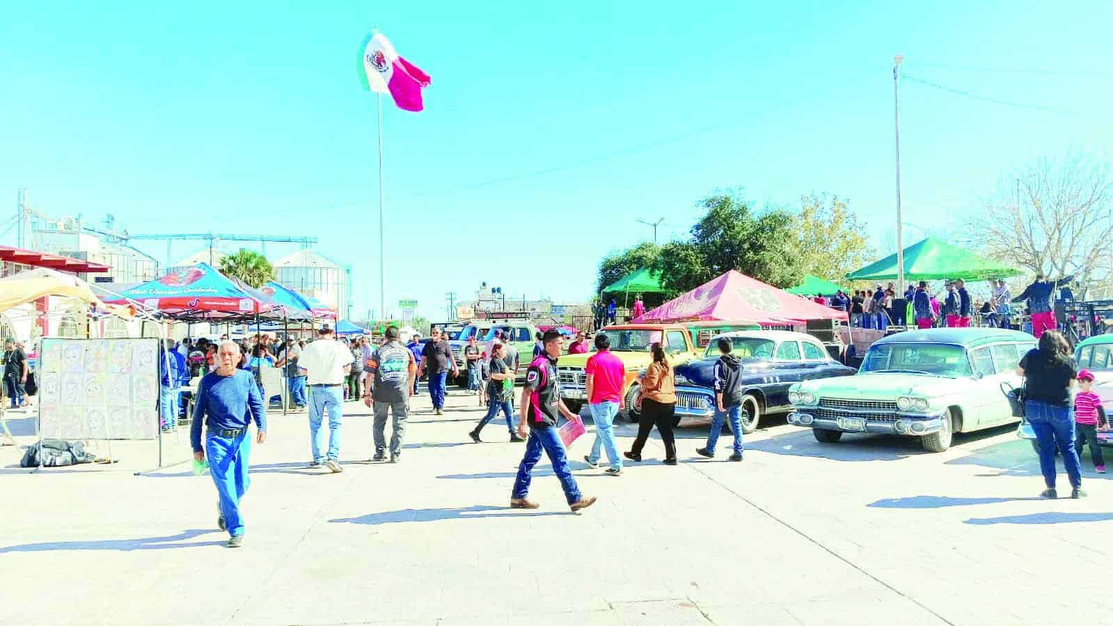 Vibra Sabinas en d&iacute;a del autom&oacute;vil cl&aacute;sico