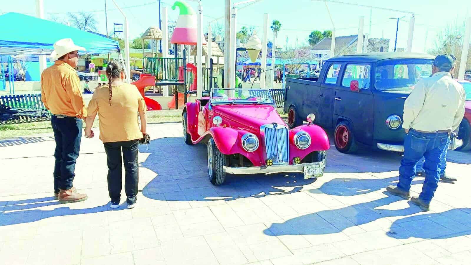 Vibra Sabinas en d&iacute;a del autom&oacute;vil cl&aacute;sico