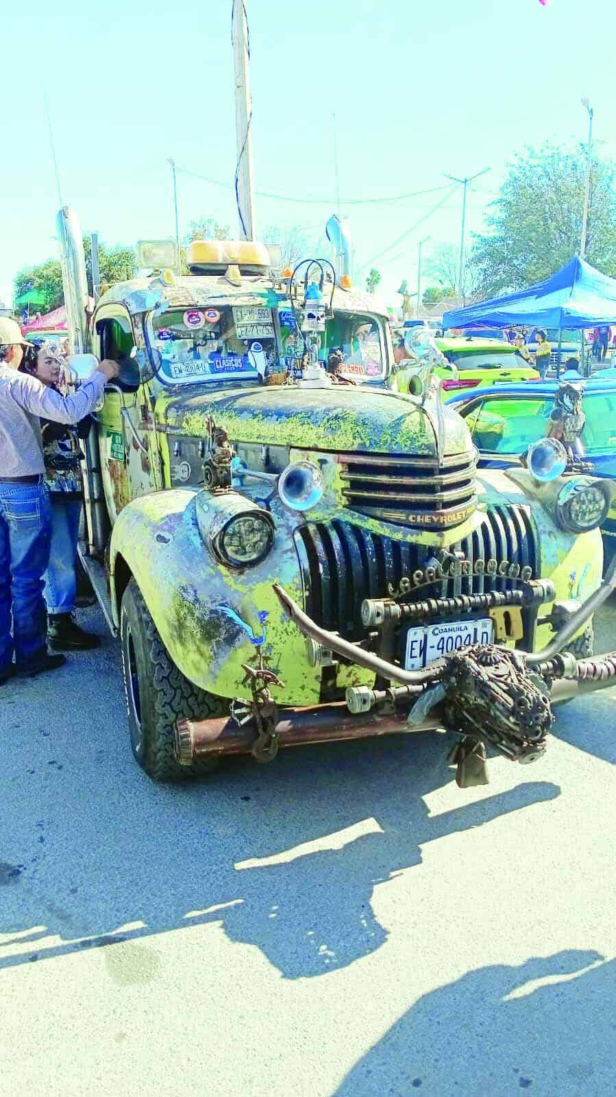 Vibra Sabinas en d&iacute;a del autom&oacute;vil cl&aacute;sico