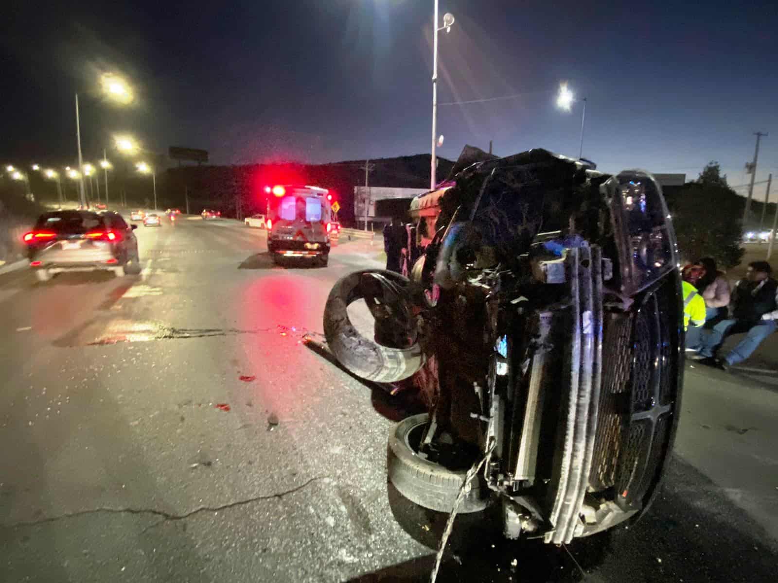 Conductor ebrio provoca vuelco de camioneta en Ramos Arizpe