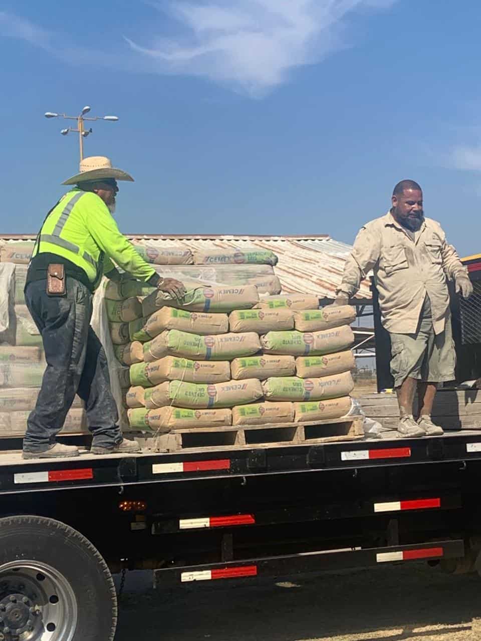 &Oacute;scar R&iacute;os Ram&iacute;rez entrega cemento a 40 familias en San Juan de Sabinas