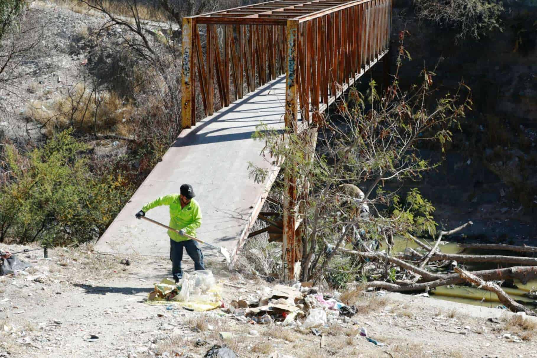 Alcalde Javier D&iacute;az Gonz&aacute;lez lidera limpieza en arroyo La Encantada