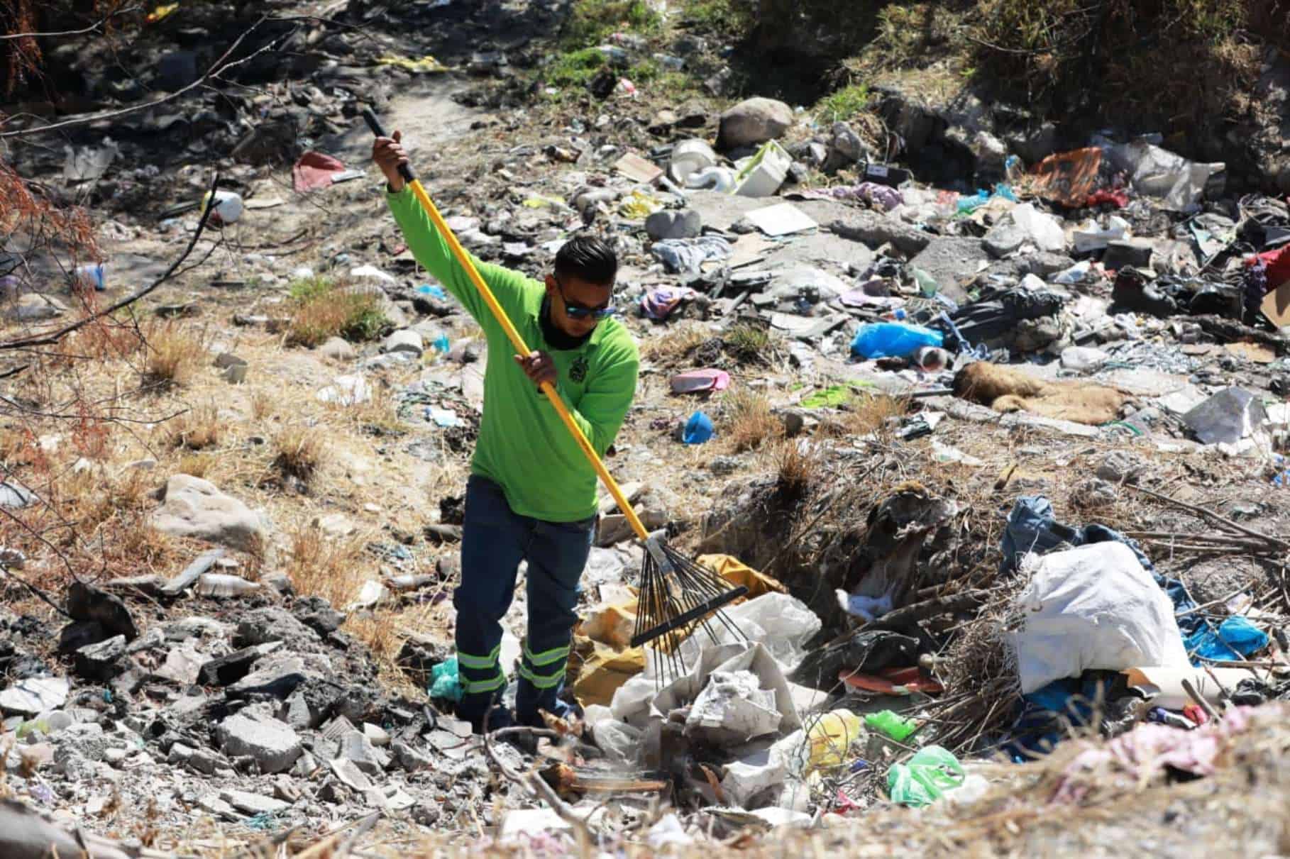 Alcalde Javier D&iacute;az Gonz&aacute;lez lidera limpieza en arroyo La Encantada