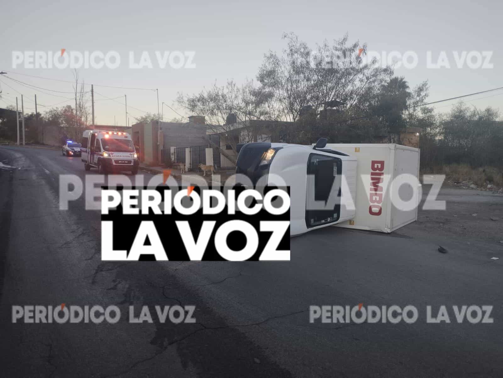 Repartidor de Bimbo sufre volcadura en Monclova