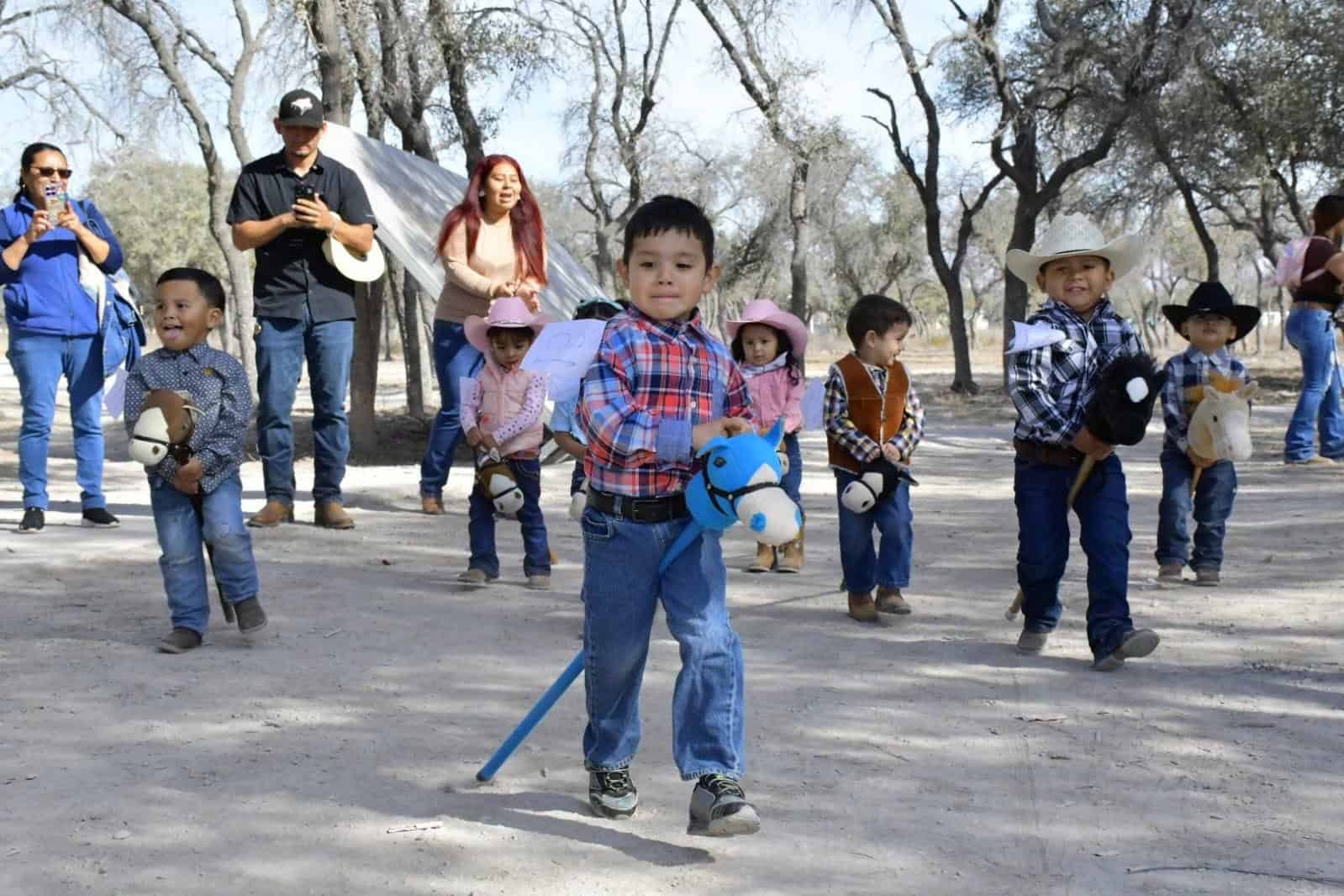 Peque&ntilde;os jinetes llenan de tradici&oacute;n y alegr&iacute;a la colonia Bosque en Nava