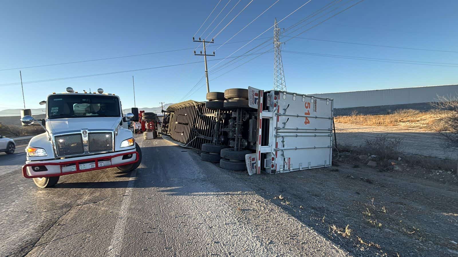 Vuelca tr&aacute;iler en el Libramiento &Oacute;scar Flores Tapia