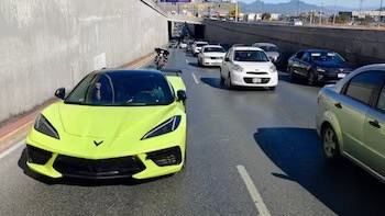 El "mamal&oacute;n" que s&iacute; se qued&oacute;... sin gasolina: Deportiva de 3 millones de pesos paraliza avenida en Monterrey y se vuelve meme