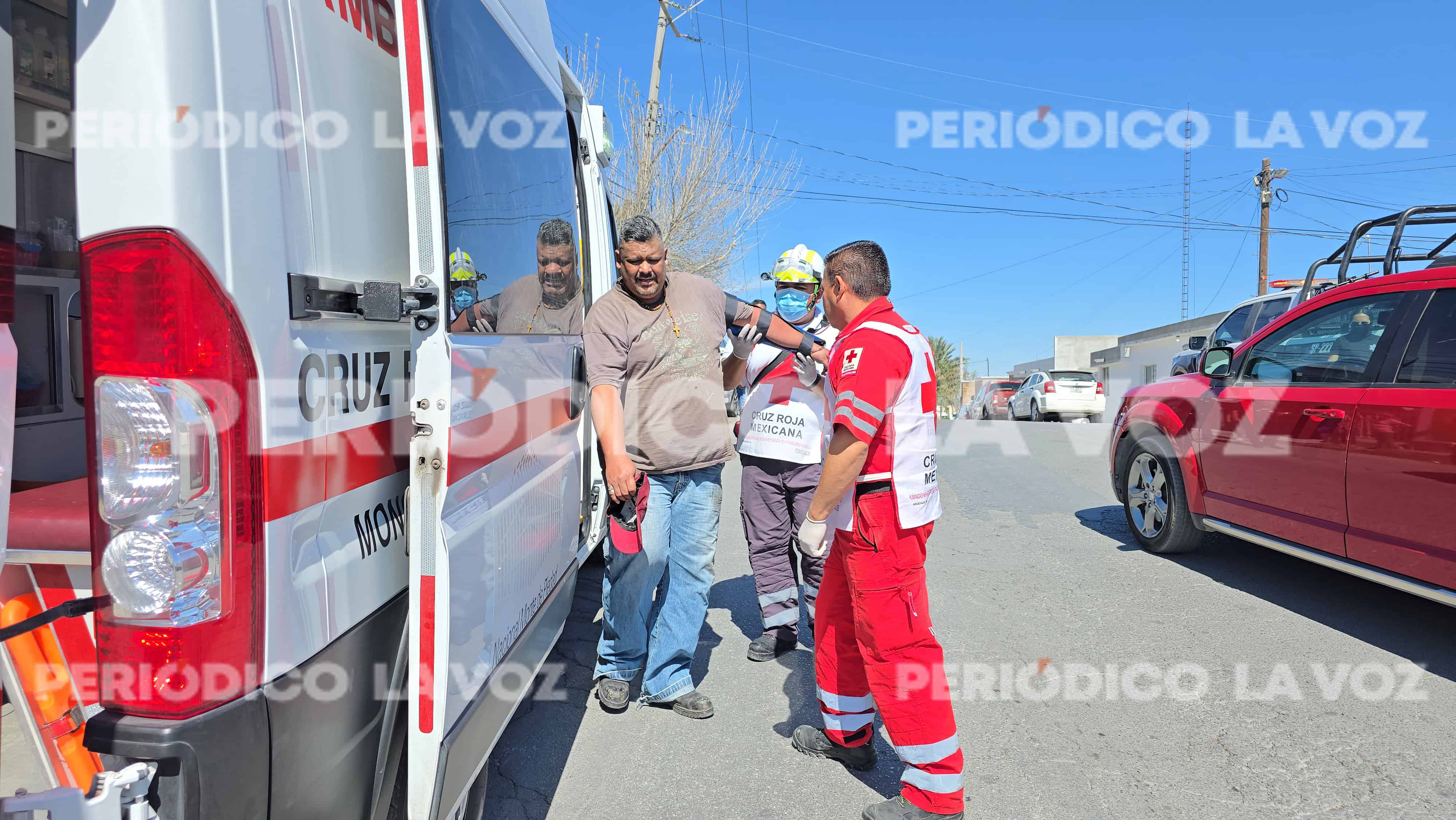 Hombre cae en la Zona Centro de Monclova y es trasladado al hospital