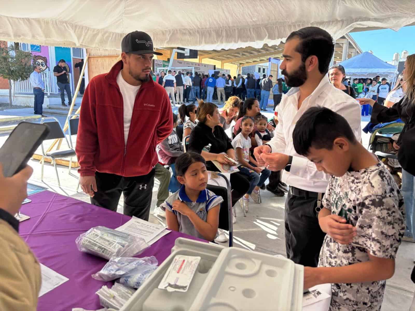 Gabriel Elizondo adelanta instalaci&oacute;n de mega m&oacute;dulos de vacunaci&oacute;n en Coahuila