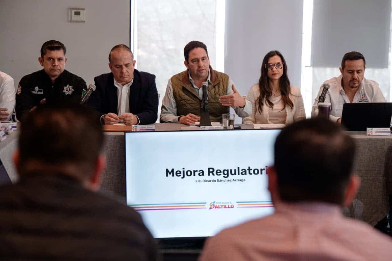 Javier D&iacute;az Gonz&aacute;lez coordina esfuerzos en Saltillo: Reuni&oacute;n de gabinete