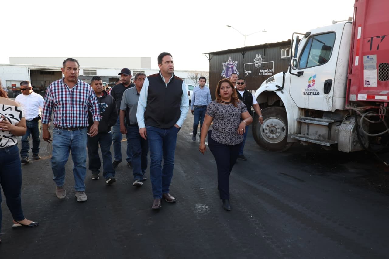 Alcalde Javier D&iacute;az Gonz&aacute;lez dialoga con trabajadores de recolecci&oacute;n de basura en Saltillo