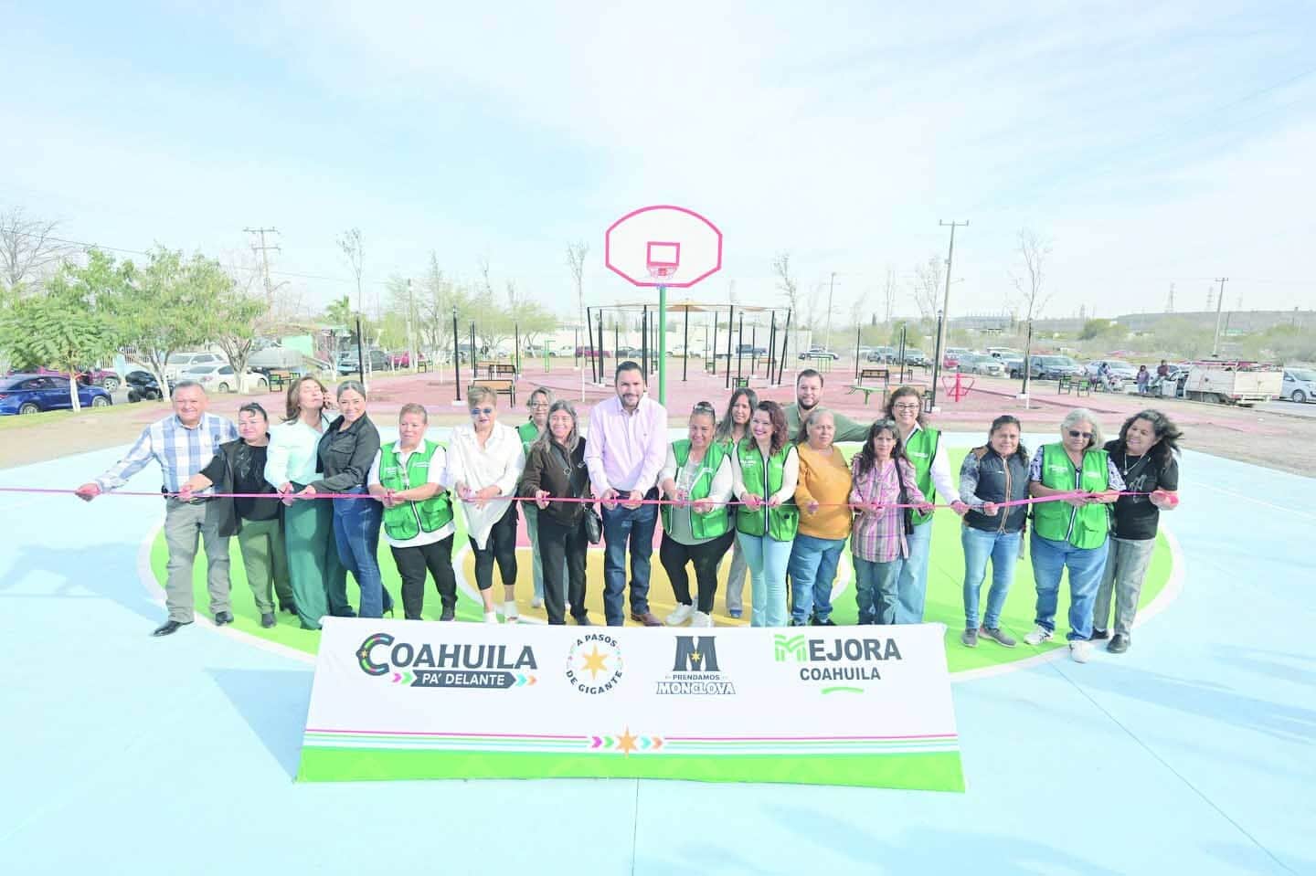 Carlos Villarreal entrega remodelaci&oacute;n en Los &Aacute;lamos, Monclova