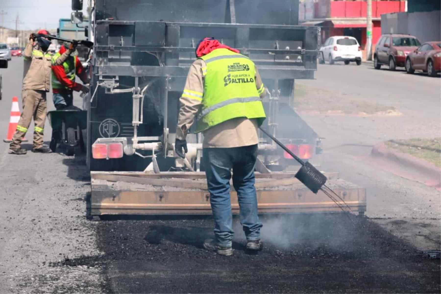 Alcalde Javier D&iacute;az Gonz&aacute;lez lidera rehabilitaci&oacute;n de pavimento en Saltillo