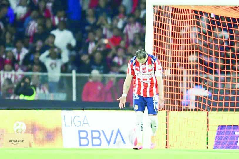 Javier Hern&aacute;ndez subasta jersey de Chivas por 36 mil pesos