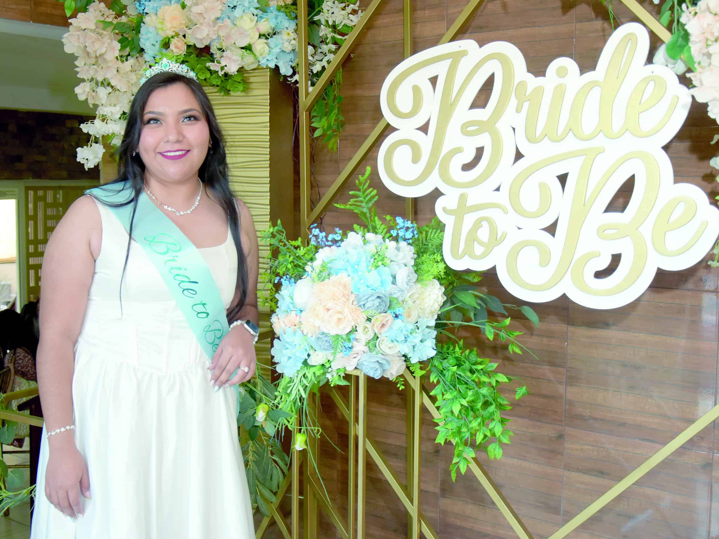 Familia y amigos acompa&ntilde;an a Elizabeth Barboza en su despedida de soltera