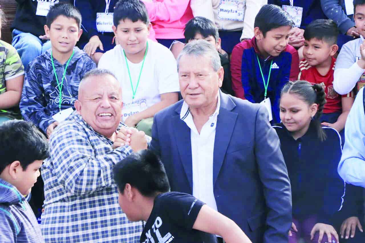 &Oacute;scar R&iacute;os anuncia construcci&oacute;n de techumbre en escuela de Monclova