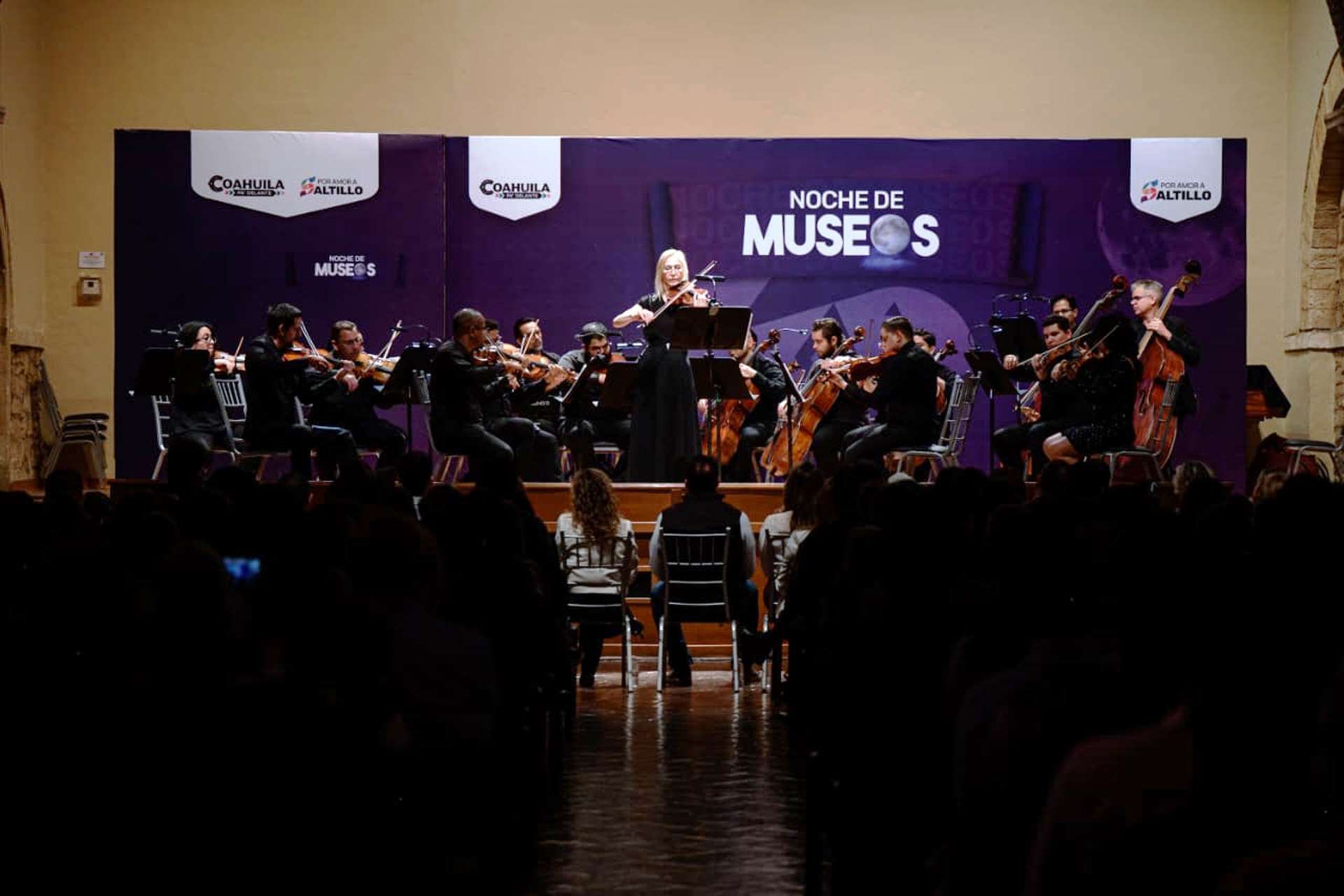 Alcalde Javier D&iacute;az Gonz&aacute;lez y saltillenses disfrutan de Noche de Museos en Museo de las Aves