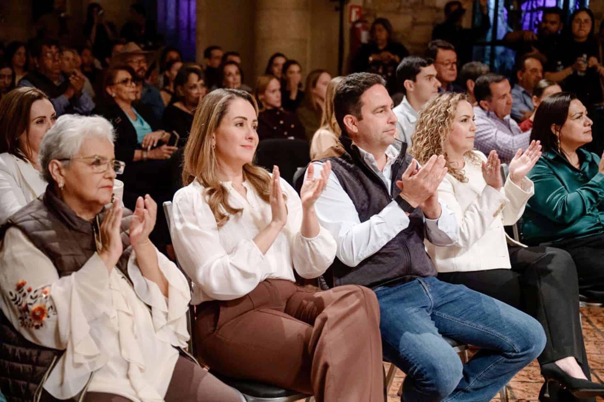 Alcalde Javier D&iacute;az Gonz&aacute;lez y saltillenses disfrutan de Noche de Museos en Museo de las Aves