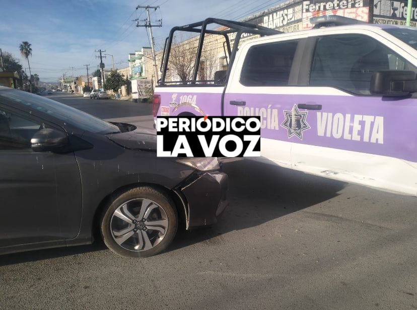 Choque entre veh&iacute;culo particular y Polic&iacute;a Violeta en Frontera