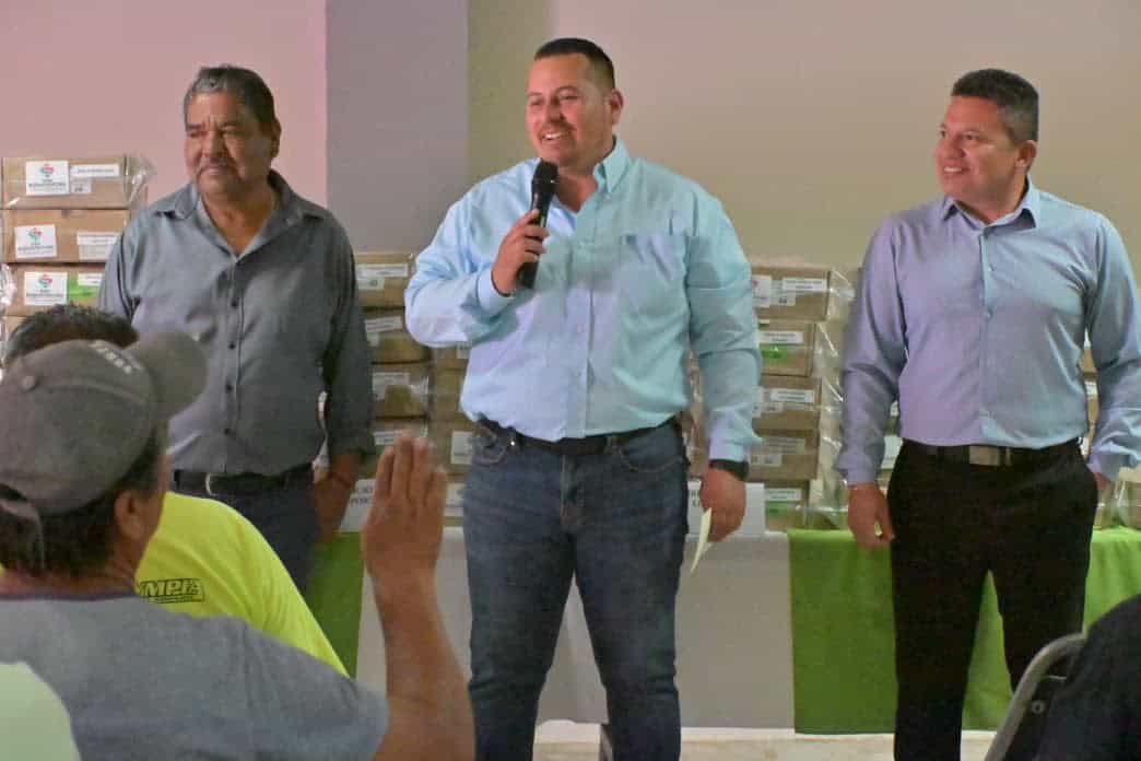 Javier Flores entrega calzado a empleados en San Buenaventura