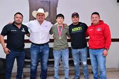 Joven boxeador de San Buenaventura brilla en competencia estatal