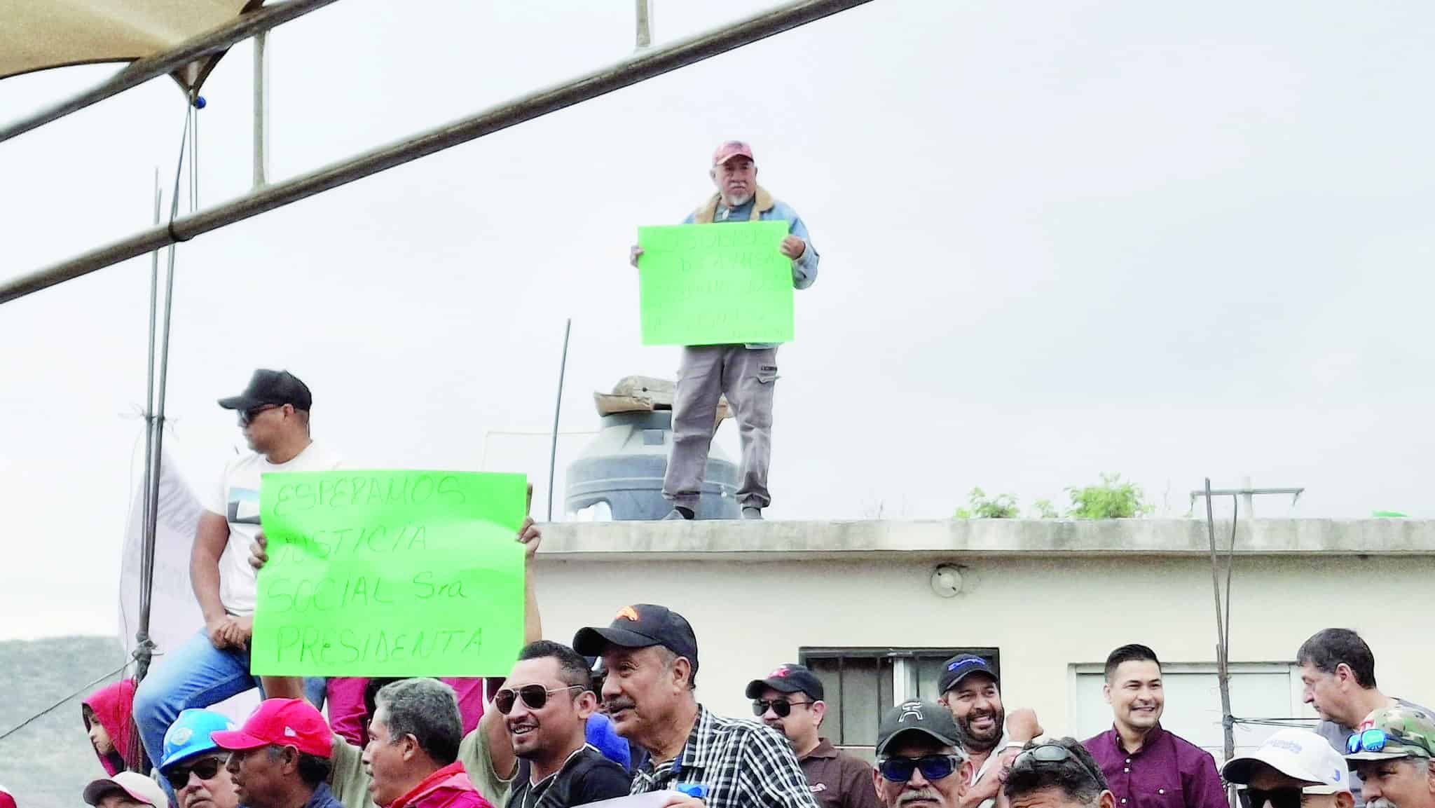 Ex obrero de AHMSA protesta por justicia social en Monclova