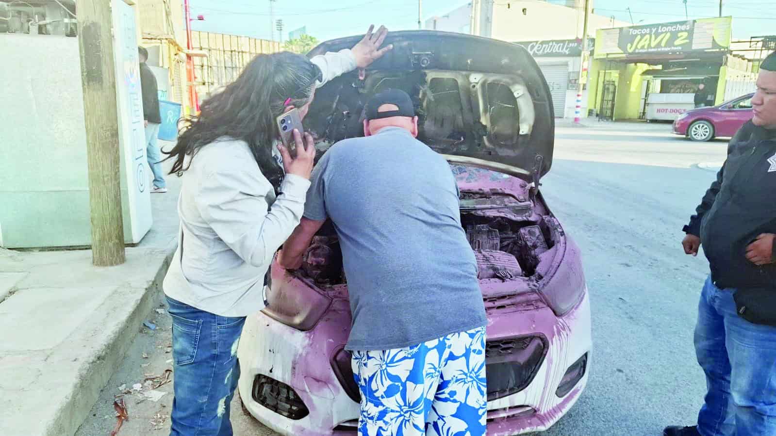 Se incendia auto en la avenida Estadio