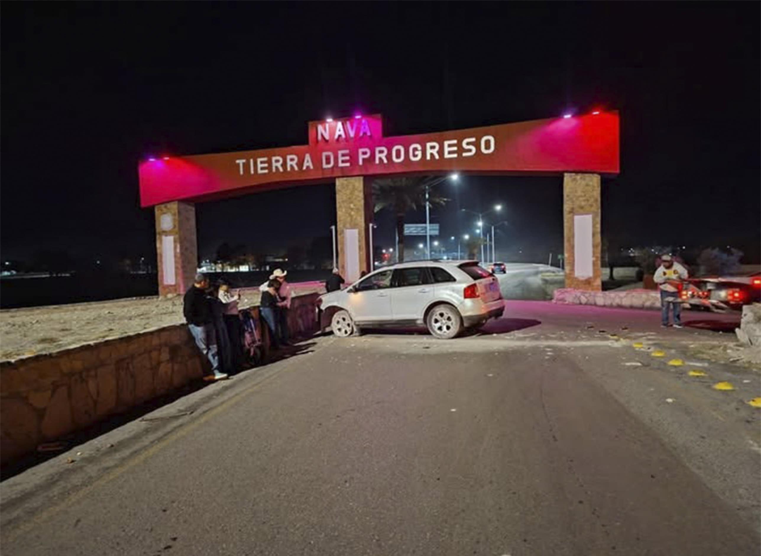 Conductora ebria choca contra muro en el arco de entrada a Nava