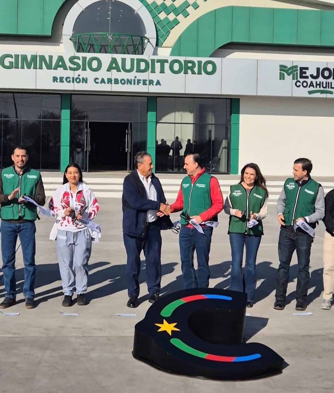 Gimnasio Auditorio Regional: Manolo Jim&eacute;nez y Oscar R&iacute;os entregan obra en Coahuila