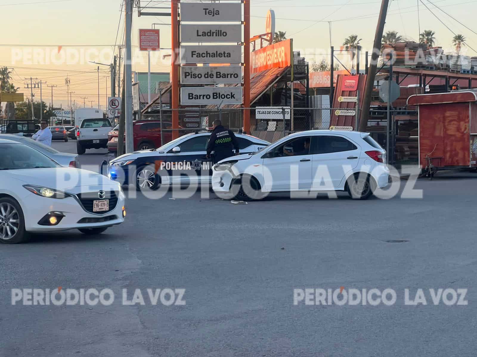 Colisi&oacute;n de veh&iacute;culos en Monclova deja da&ntilde;os materiales