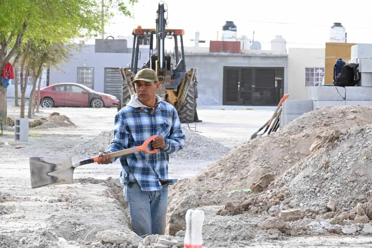 Sari P&eacute;rez Cant&uacute; supervisa avances en la Plaza Durazno de Frontera