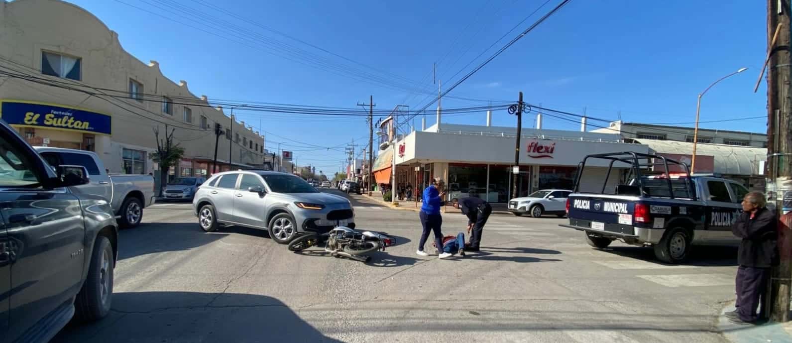 Joven motociclista resulta lesionado en accidente en Sabinas