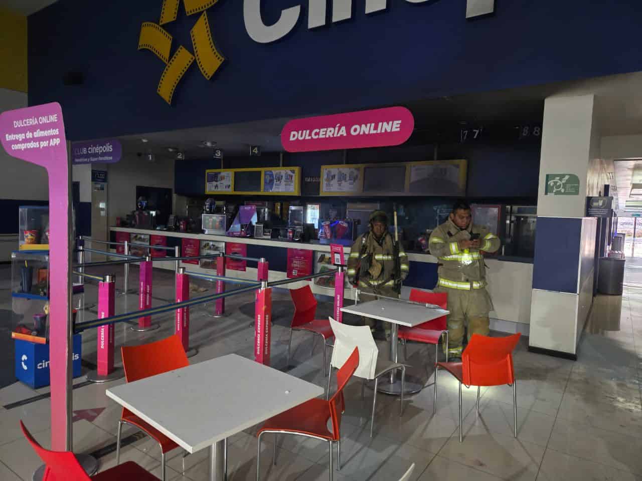 Corto circuito provoca incendio en cine de Ciudad Acu&ntilde;a