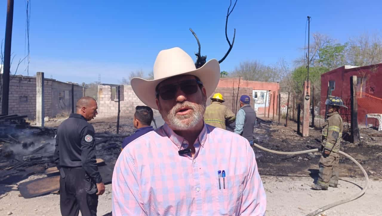 Bomberos y Protecci&oacute;n Civil sofocan incendio en Sabinas sin lesionados