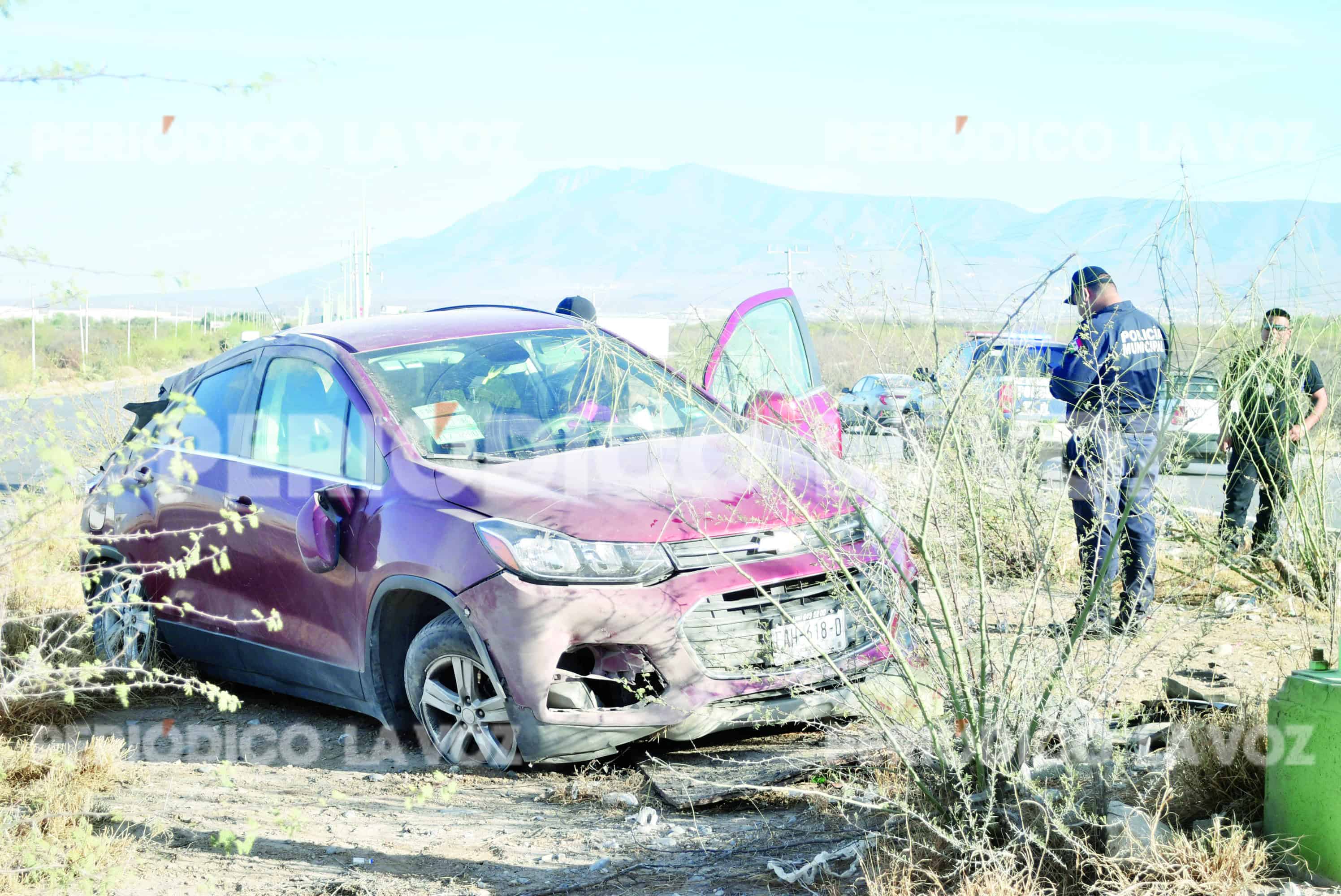 Conductora sufre volcadura en Frontera