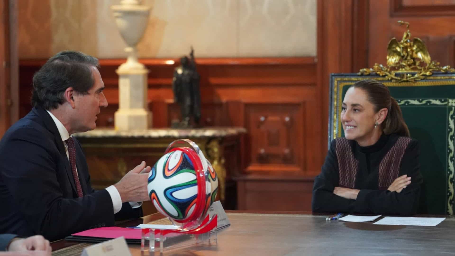 Coca-Cola anuncia inversi&oacute;n millonaria mientras llega el trofeo Mundial 2026