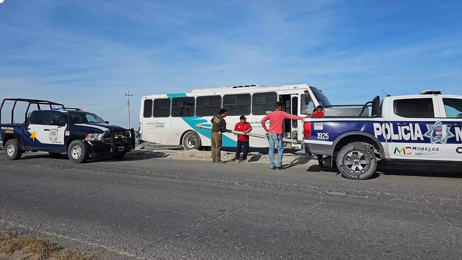 Choque entre auto y autob&uacute;s "El Metro" moviliza cuerpos de emergencia en carretera Morelos–Allende