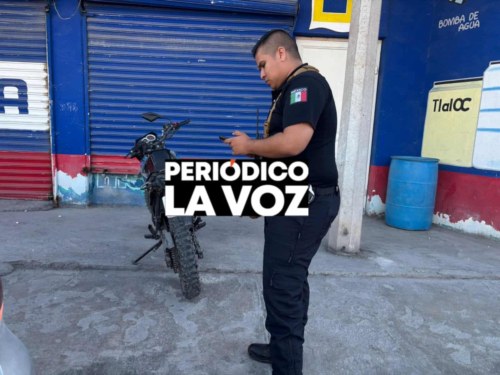 Se pasa el rojo, choca y se rompe el tal&oacute;n