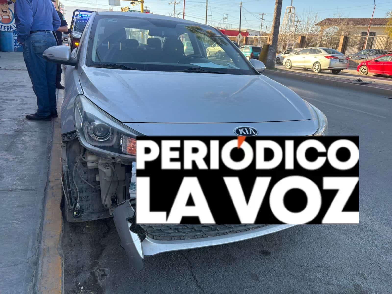 Se pasa el rojo, choca y se rompe el tal&oacute;n